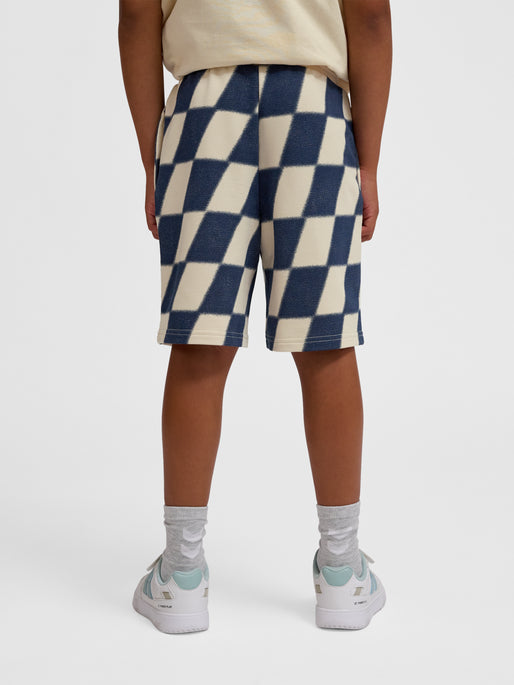 Dreng med Hummel Pets shorts wood ash