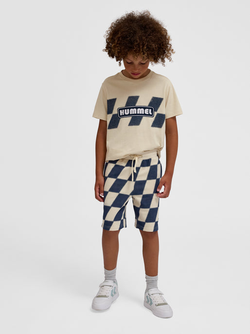 Dreng med Hummel Pets shorts wood ash
