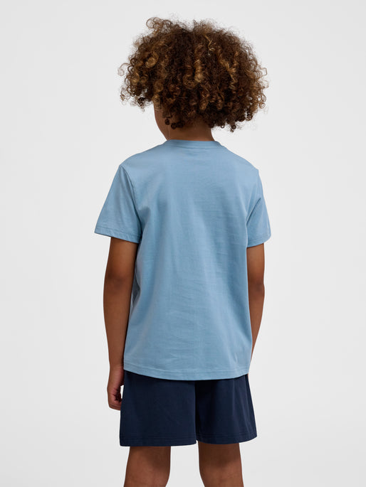 Dreng med Hummel Pets t-shirt S/S faded denim