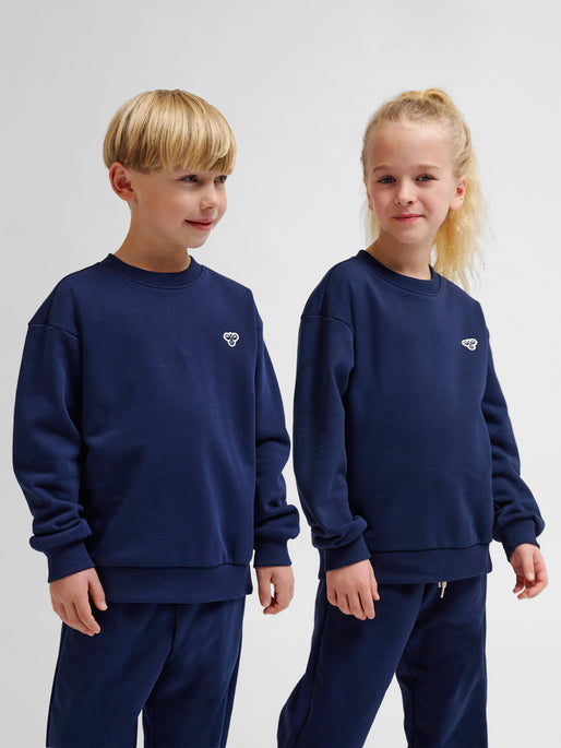 Dreng og pige med Hummel Loose crewneck bee sweatshirt dress blues