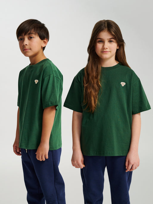 Dreng og pige med Hummel JR Loose t-shirt S/S dark green