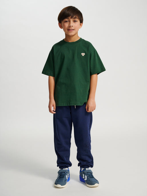 Dreng med Hummel JR Loose t-shirt S/S dark green