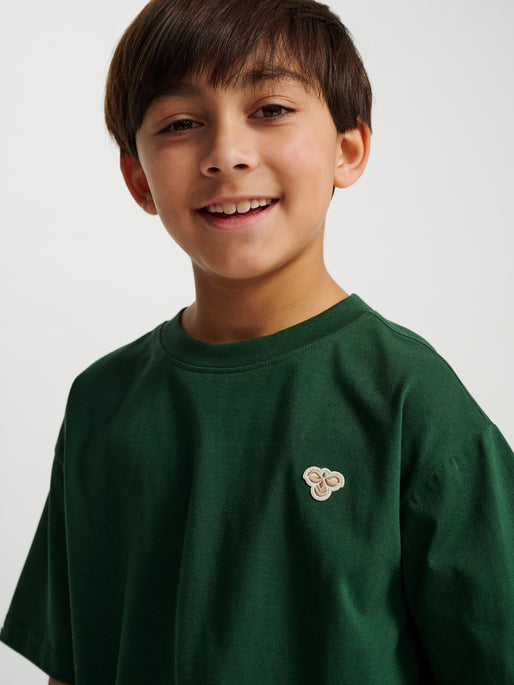 Dreng med Hummel JR Loose t-shirt S/S dark green