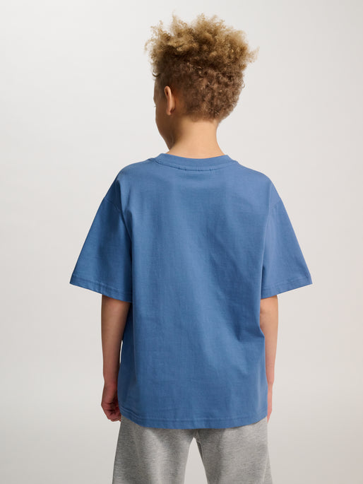 Dreng med Hummel JR Loose t-shirt S/S dutch blue