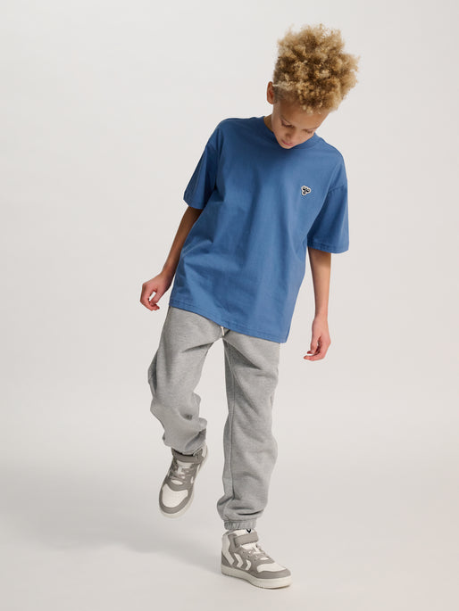 Dreng med Hummel JR Loose t-shirt S/S dutch blue