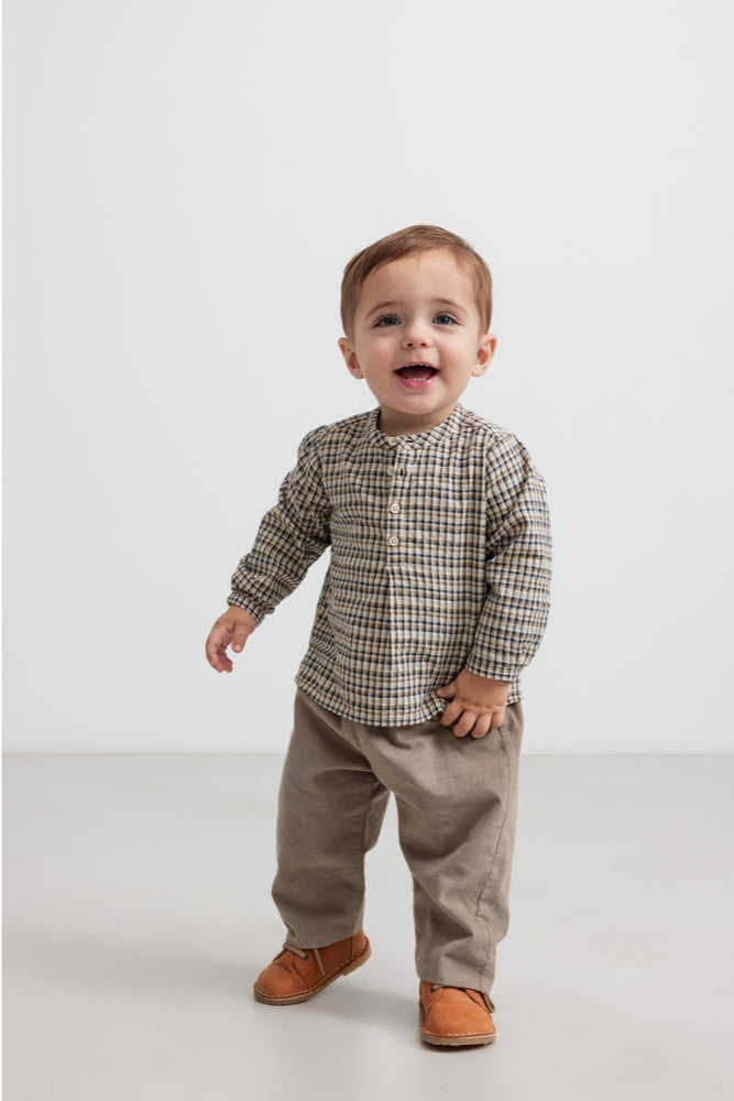 Dreng med MarMar Totoro skjorte pilot navy check