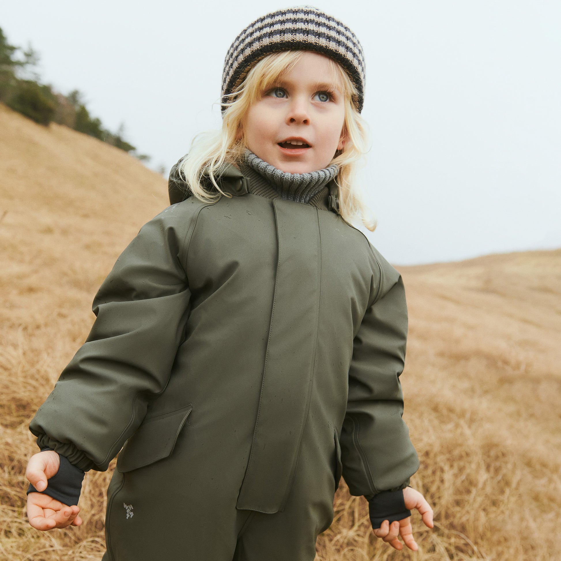 Dreng med Wheat Ludo gummiflyverdragt winter forrest