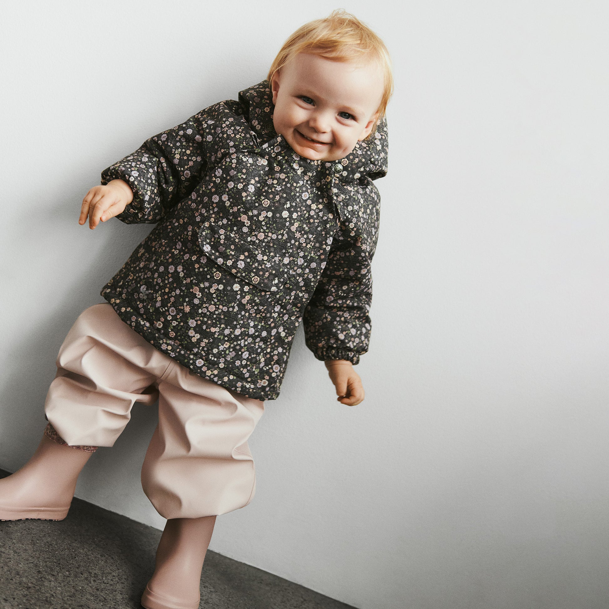 Pige med Wheat Sascha tech vinterjakke black sea open flowers