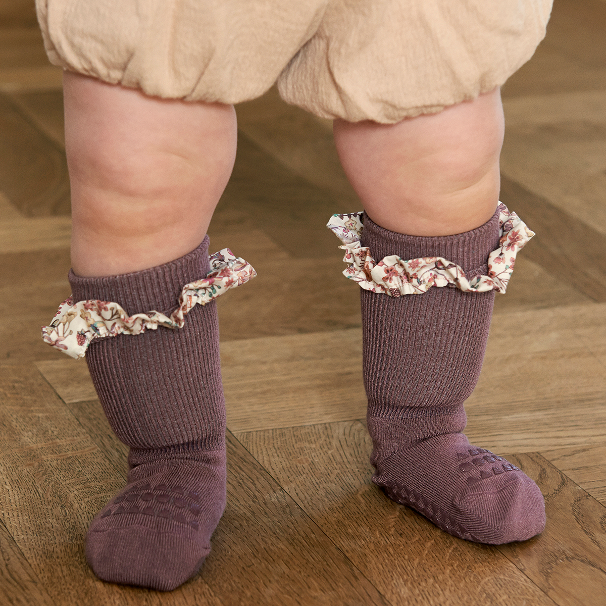 Baby med GoBabyGo Skridsikre strømper bambus m. liberty flæse misty plum