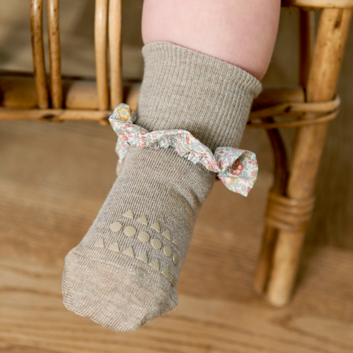 Baby med GoBabyGo Skridsikre strømper bambus m. liberty flæse sand