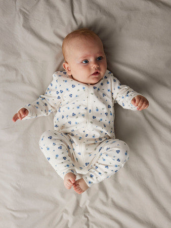 Baby pige med Name It 2-pak natdragt jet flower
