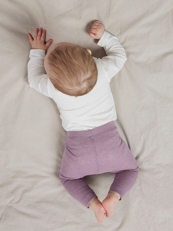 Baby pige med Name It Kab leggings elderberry melange