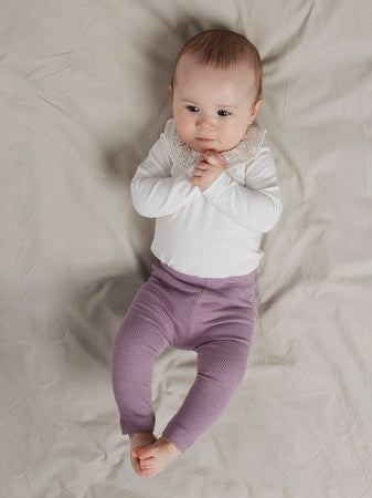 Baby pige med Name It Kab leggings elderberry melange