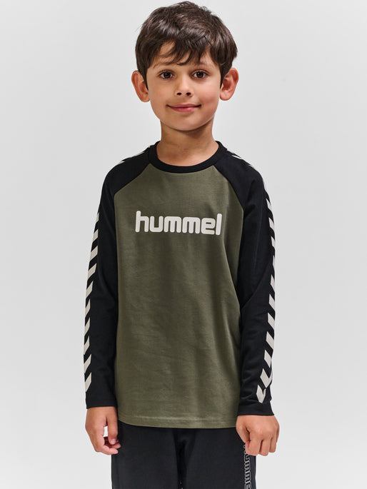 Dreng med Hummel Boys t-shirt LS dusty olive