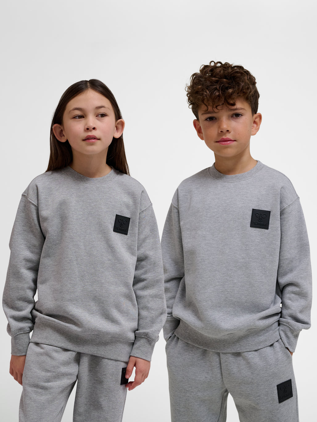 Pige og dreng med Hummel Clean sweatshirt grey melange