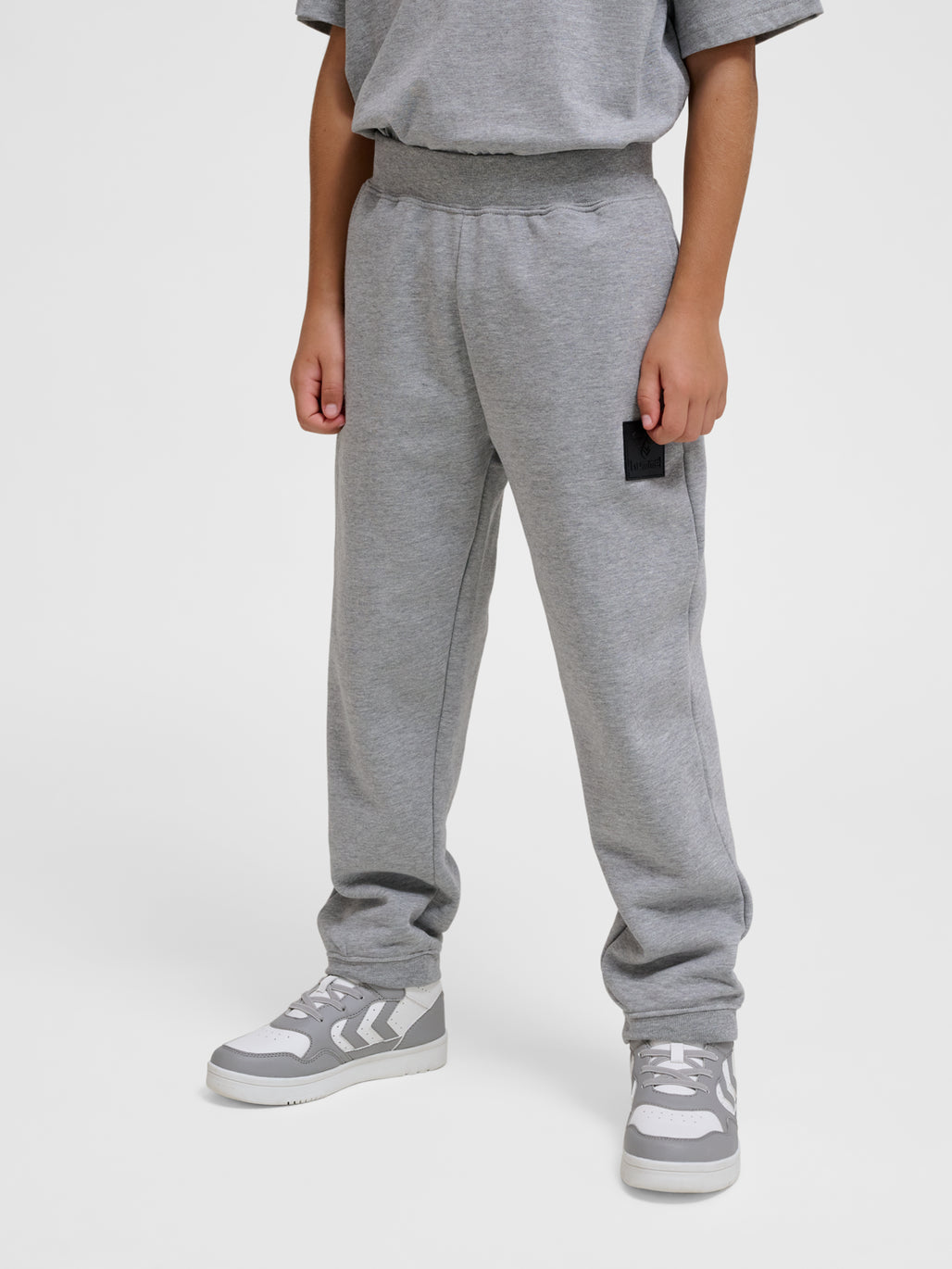 Dreng med Hummel Clean adjustable pants grey melange