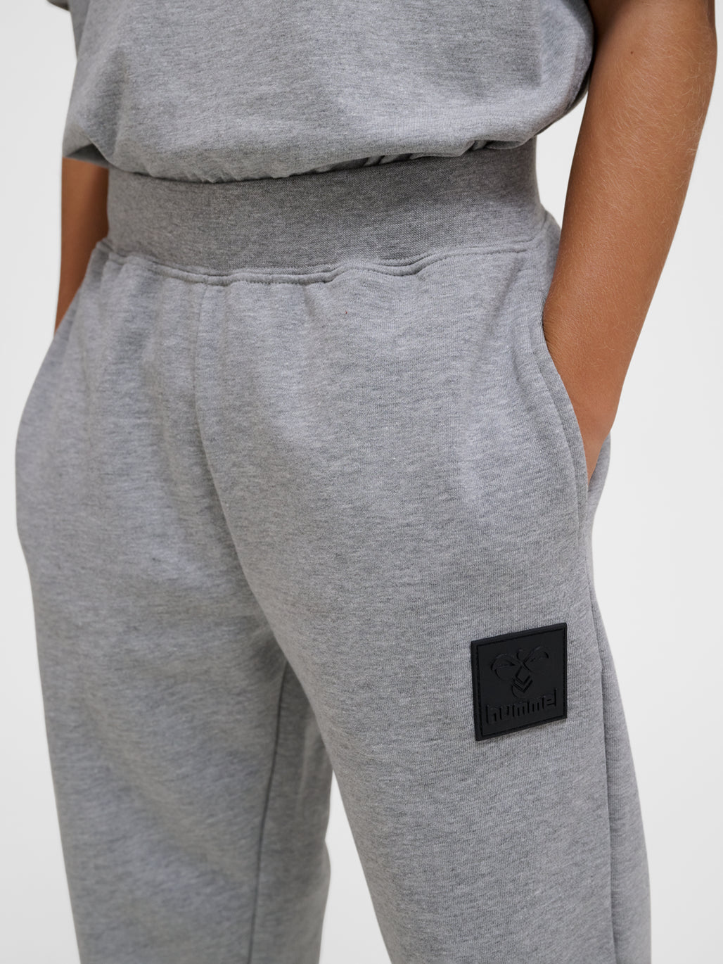 Dreng med Hummel Clean adjustable pants grey melange