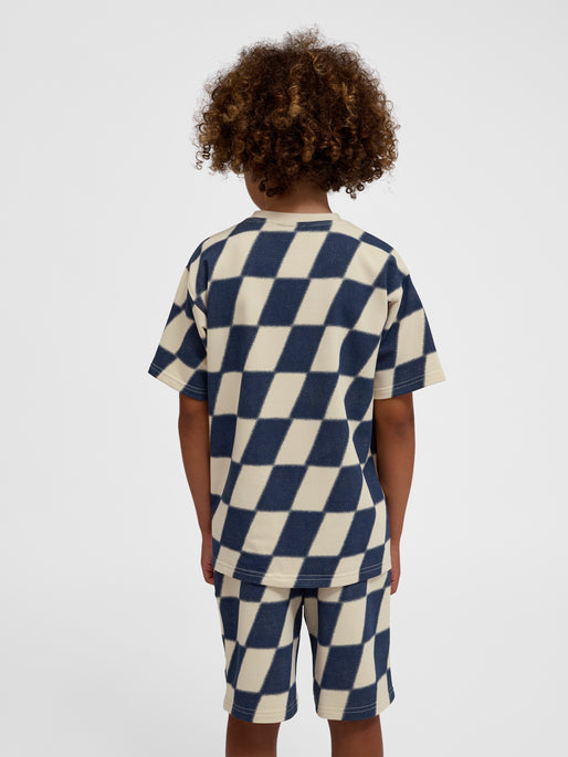 Dreng med Hummel Pets sweatshirt S/S wood ash
