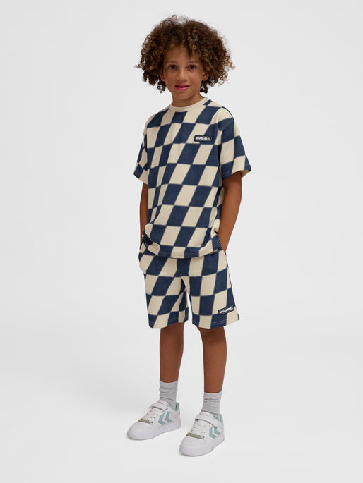 Dreng med Hummel Pets sweatshirt S/S wood ash