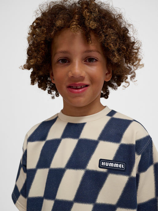 Dreng med Hummel Pets sweatshirt S/S wood ash