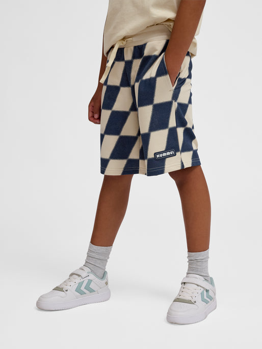 Dreng med Hummel Pets shorts wood ash