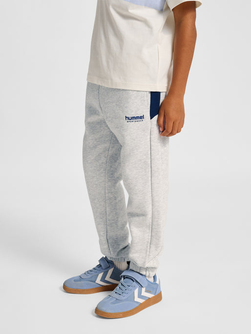 Dreng med Hummel JR loose blocked sweatpant light grey melange