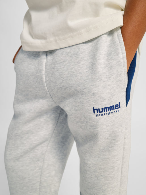 Dreng med Hummel JR loose blocked sweatpant light grey melange