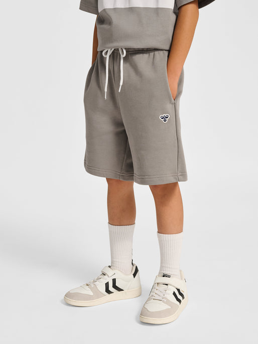 Dreng med Hummel Loose sweat shorts bee rock ridge