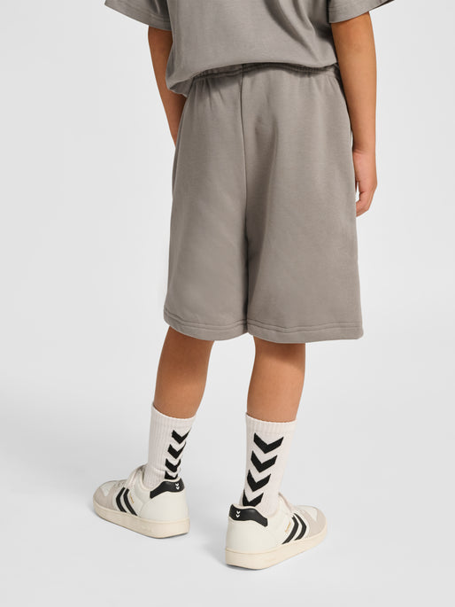 Dreng med Hummel Loose sweat shorts bee rock ridge