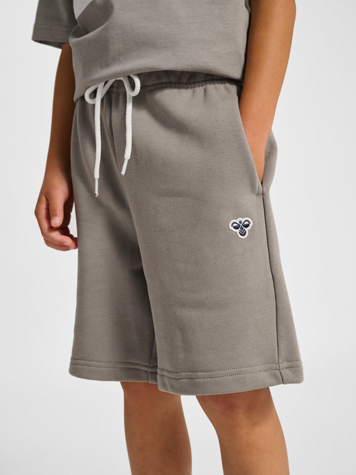 Dreng med Hummel Loose sweat shorts bee rock ridge