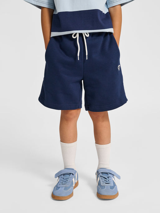 Dreng med Hummel Loose sweat shorts bee dress blues