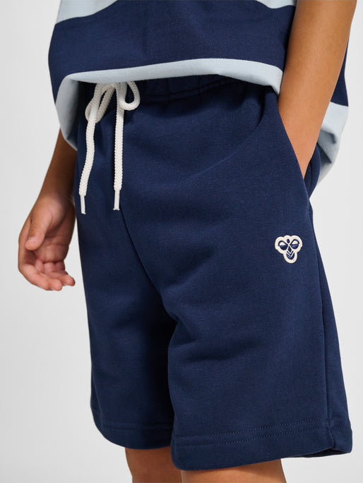 Dreng med Hummel Loose sweat shorts bee dress blues