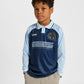 Dreng med Hummel JR loose stripe soccer jersey L/S bluse dress blues