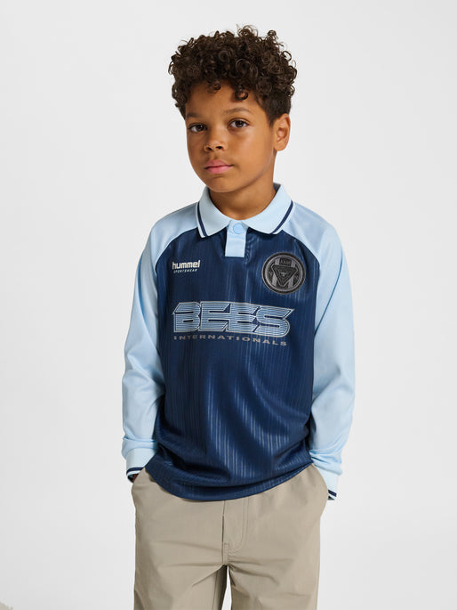 Dreng med Hummel JR loose stripe soccer jersey L/S bluse dress blues