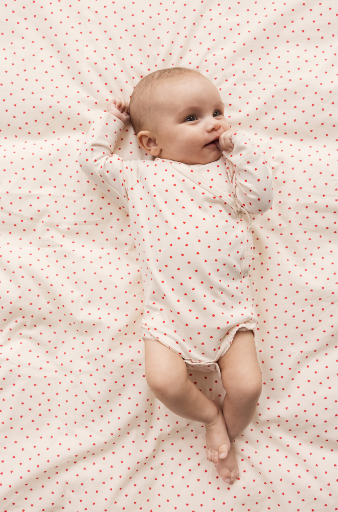 Baby pige med MarMar Belita body happy hearts