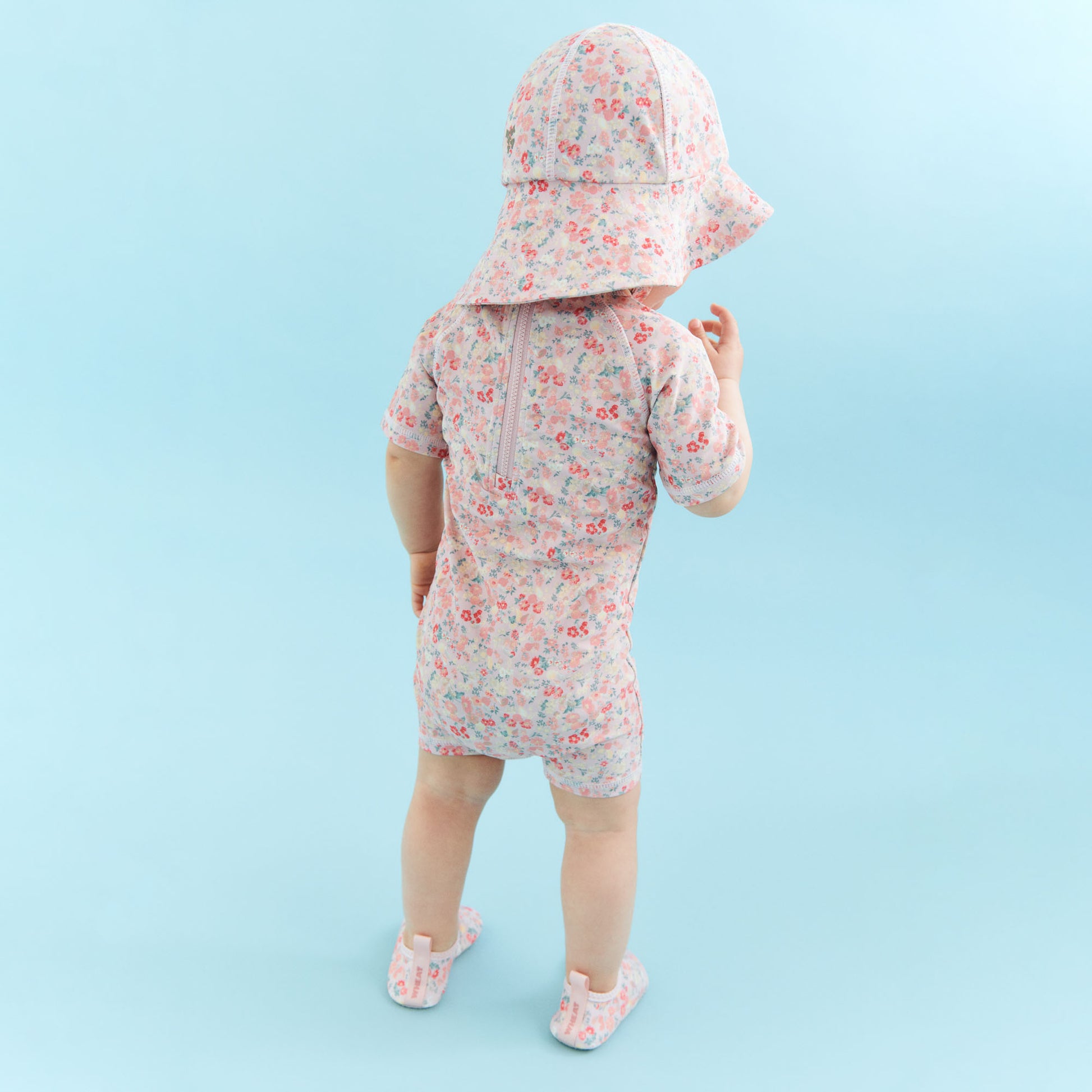 Pige med Wheat Bora UV solhat powder flowers and seashells