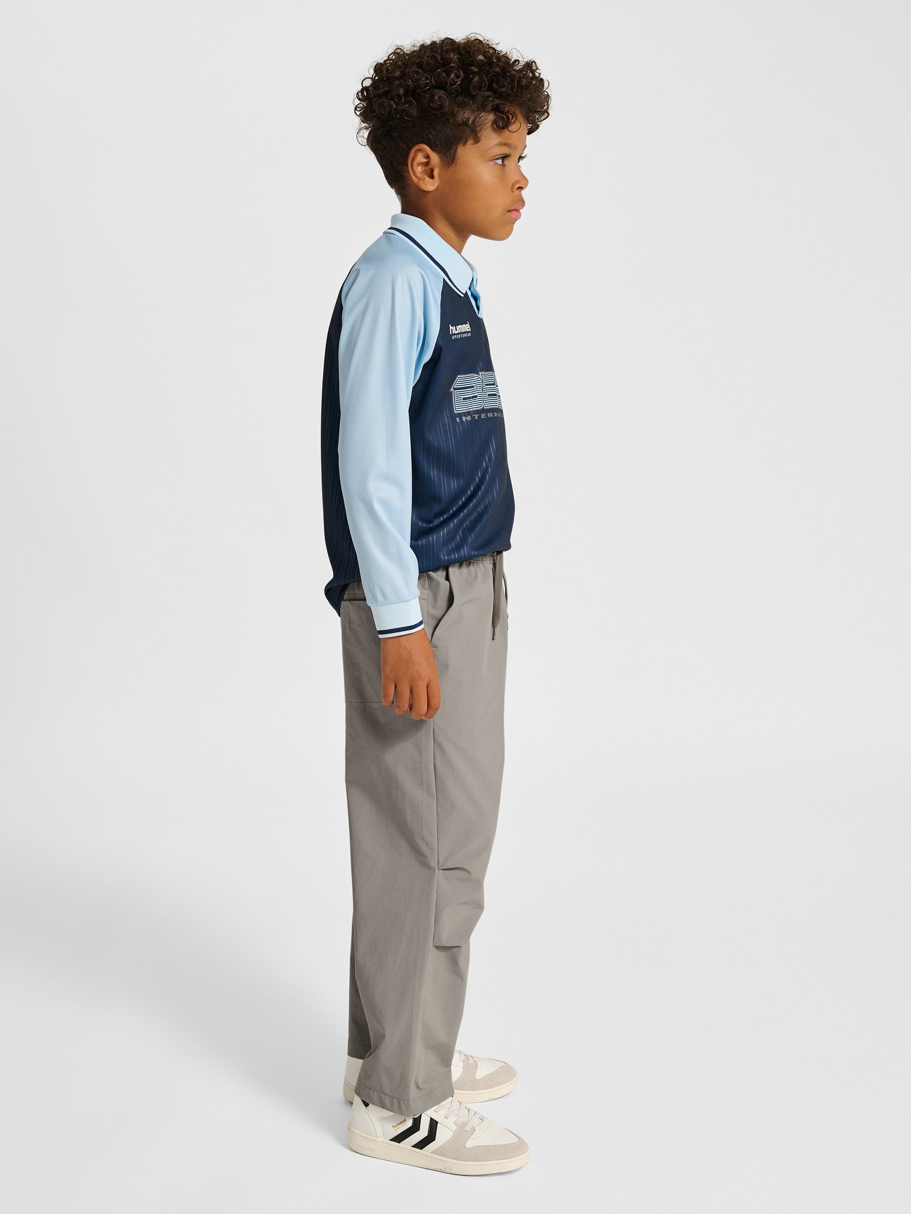 Dreng med Hummel JR stretch bukser rock ridge