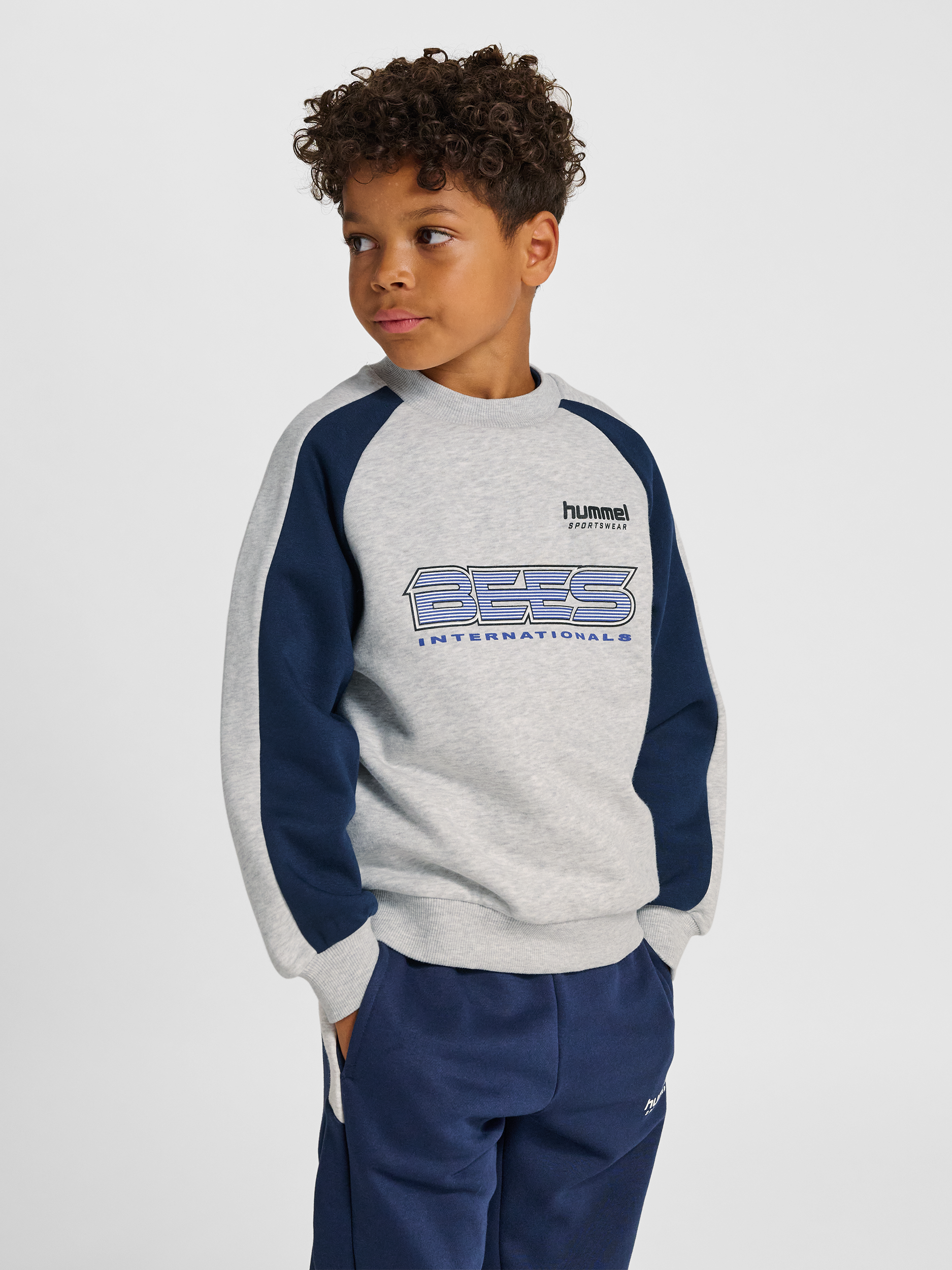Dreng med Hummel JR oversized iconic crew bees light grey melange