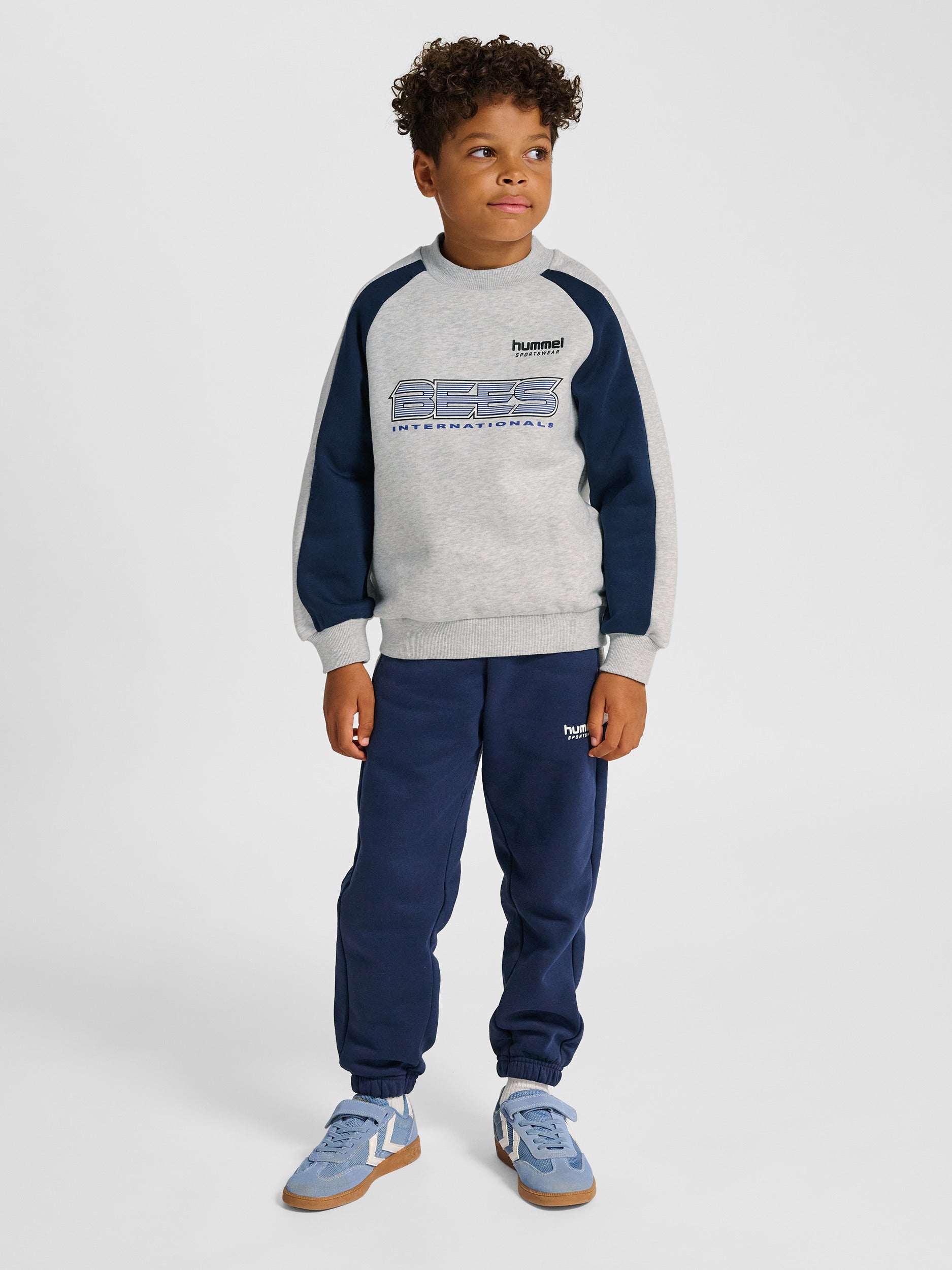 Dreng med Hummel JR oversized iconic crew bees light grey melange