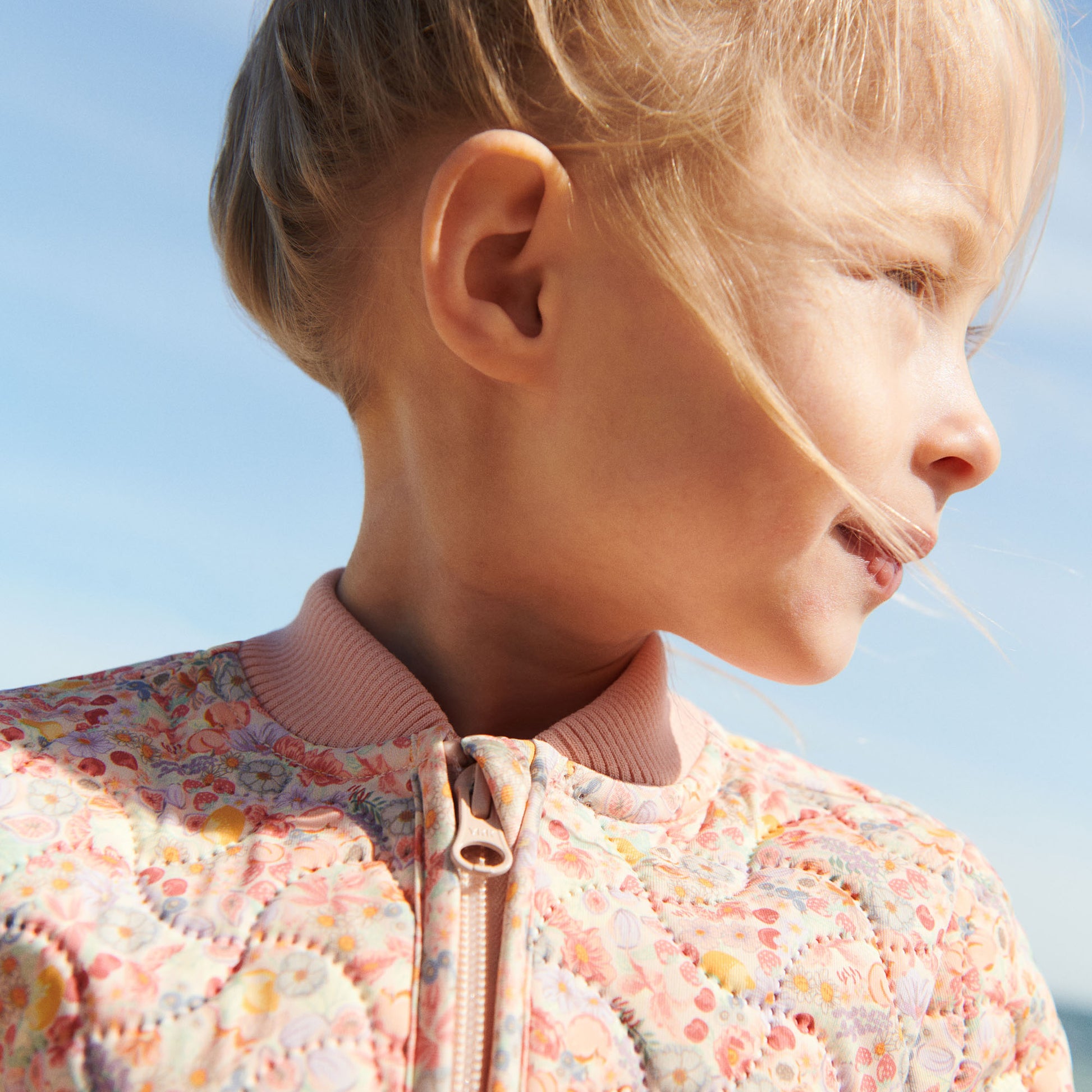 Pige med Wheat Thilde termojakke fruits and flowers