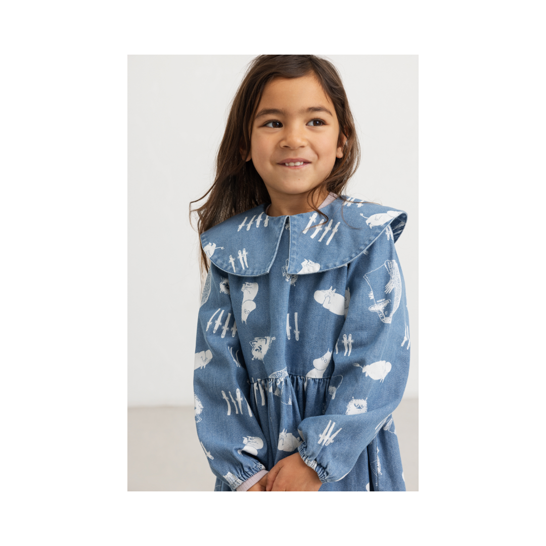Pige med MarMar Dalva denim print kjole moomins 