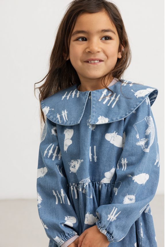 Pige med MarMar Dalva denim print kjole moomins 