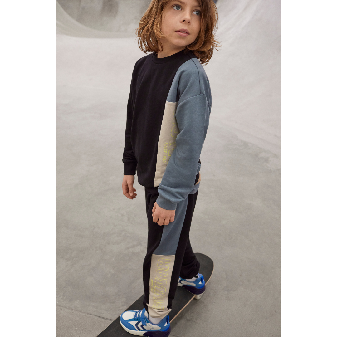 Dreng med Hummel Lombus sweatshirt black