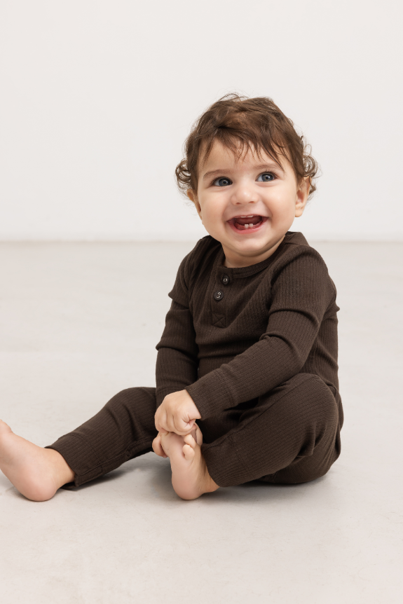Baby dreng med MarMar Pico modal bukser dark roast