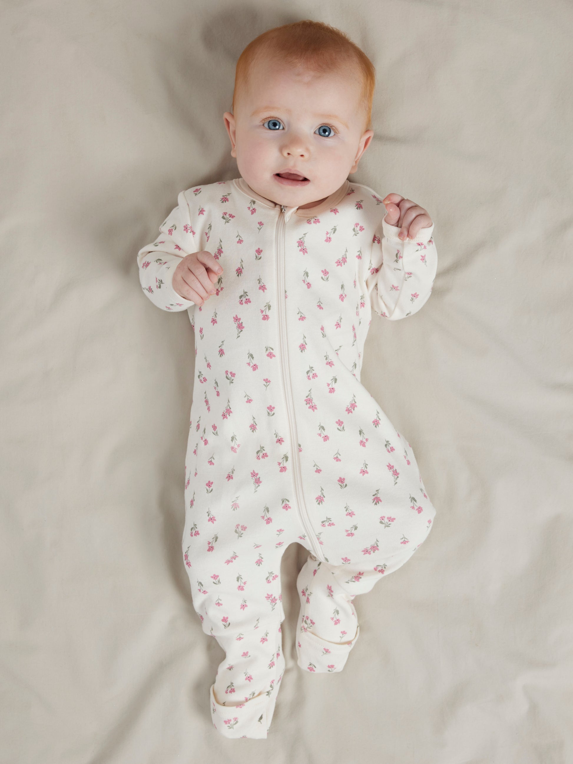 Baby pige med Name It 2-pak natdragt flower jet stream w/lilac marble