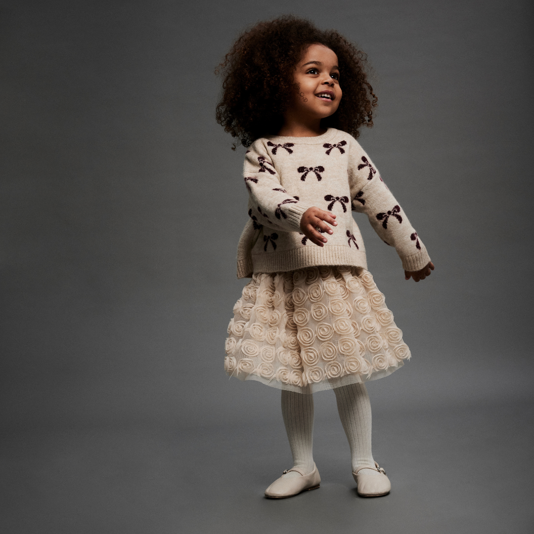 Pige med Name It Senya LS strik cement 