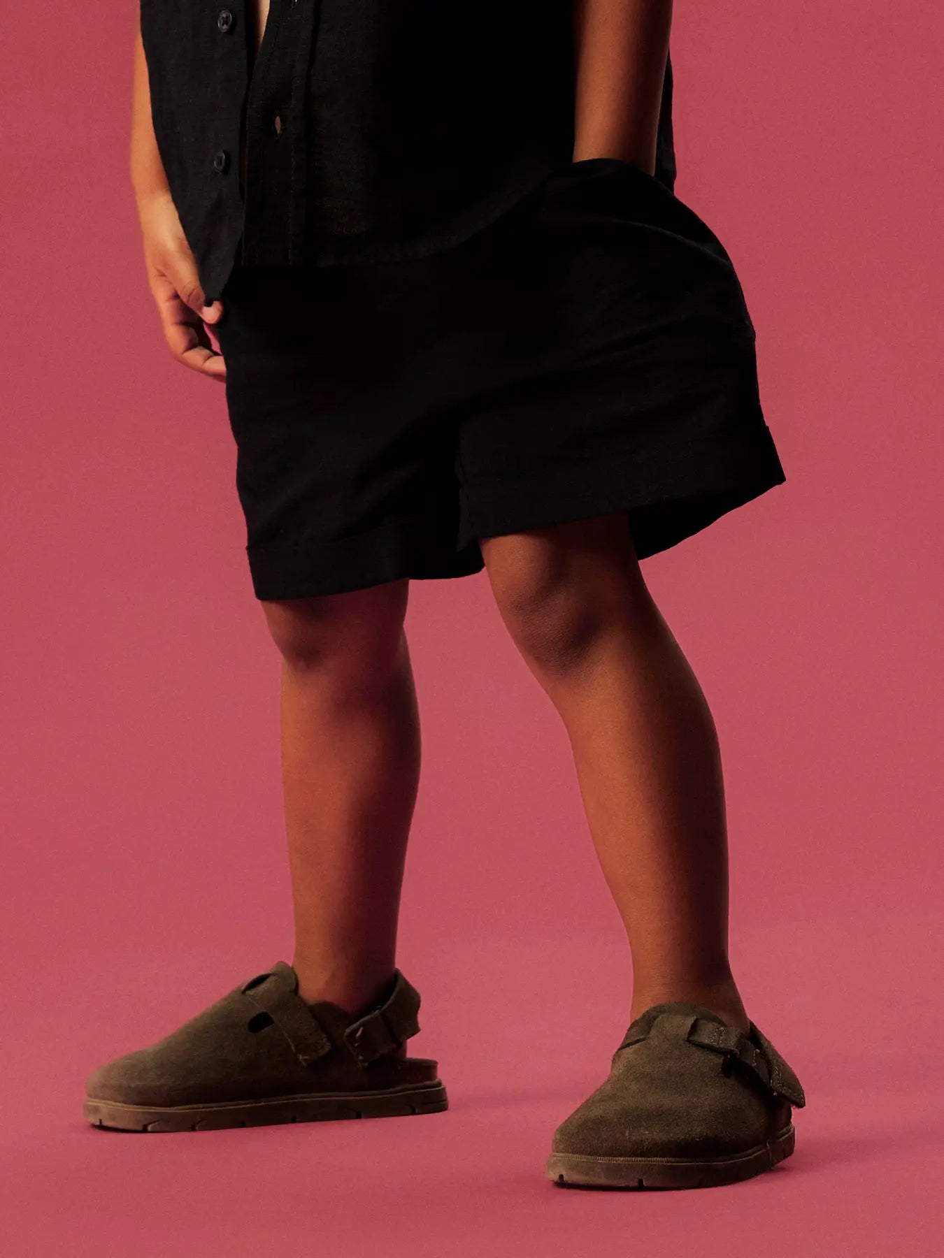 Dreng med Name It Flip shorts salute