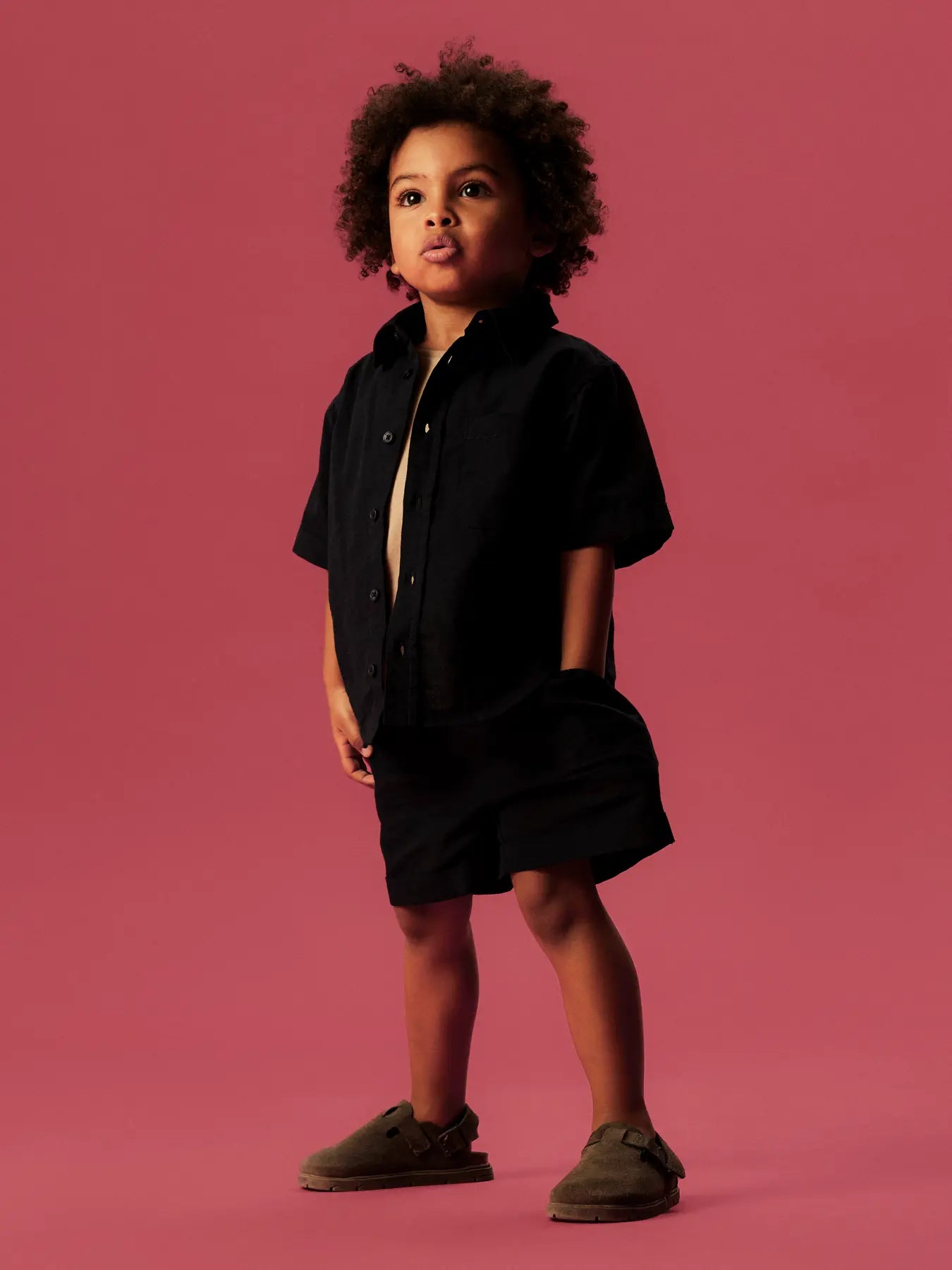 Dreng med Name It Flip shorts salute